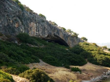 Φράγχθι Ερμιονίδος Άποψη του σπηλαίου εξωτερικά Το Φράγχθι έχει μήκος περίπου 150 μ. και ευρεία είσοδο πλάτους περίπου 30 μ. και ύψους 5 μ., που βλέπει προς τα ΝΔ.