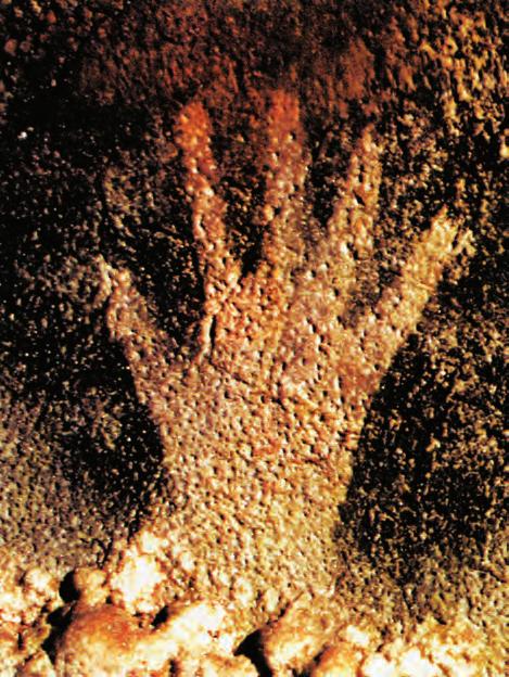 2. Αποτύπωμα χεριού (15.000-12.000 π.χ. περίπου), Γαλλία σπήλαιο Πες Μερλ. Εντυπωσιακό το χέρι - αποτύπωμα του καλλιτέχνη, μπορεί να χρησίμευε ως υπογραφή ή ως άλλη ένδειξη. φαίνονται να κινούνται.