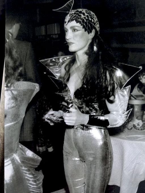 Απο πανω αριστερά, δεξιοστροφα: Ο Τιερί Μιγκλέρ και η μούσα του Ζουλέικα. από πάρτι Stardust στο Bains το 1989 συνοδεύοντας τον Μιγκλέρ. η Ζουλέικα στο γνωστό έργο Χορόσ της μάσκας των πιερ & ζιλ.