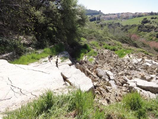 Εικόνα 44: Εδαφικές διαρρήξεις στην Κεφαλονιά και κατολισθήσεις στην Θέρμη (Πηγές: Παπαδοπούλου Ε.