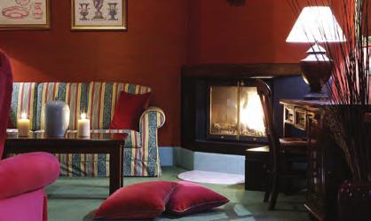 στο Μικρό Χωριό, προσφέρει πολυτελή διαμονή με δωρεάν Wi-Fi. Σερβίρει παραδοσιακό πρωινό και έχει κομψό lounge με τζάκι.