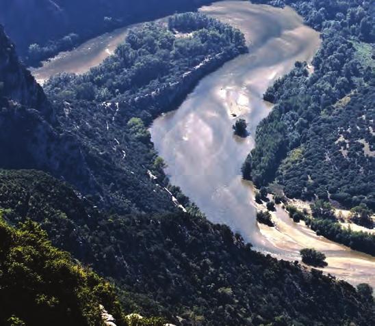 Νεστόριο Αναχώρηση από Αθήνα στις 7:00 για την Καστοριά, μέσω Καλαμπάκας - Γρεβενών. Άφιξη στο διάσημο για τη φυσική του ομορφιά Νεστόριο στις πλαγιές του Γράμμου και δίπλα στις όχθες του Αλιάκμονα.