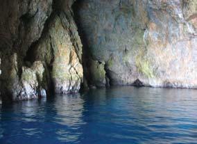 Άλλοι τύποι σπηλαίων είναι τα σπήλαια λάβας σχηµατίζονται από τη διάπυρη λάβα των ηφαιστείων.