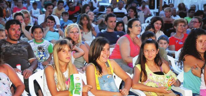 Παιδιά και γονείς απόλαυσαν την παράσταση που έδωσαν με ιδιαίτερη επιτυχία οι συνάδελφοι κυρίως των παιδιών.