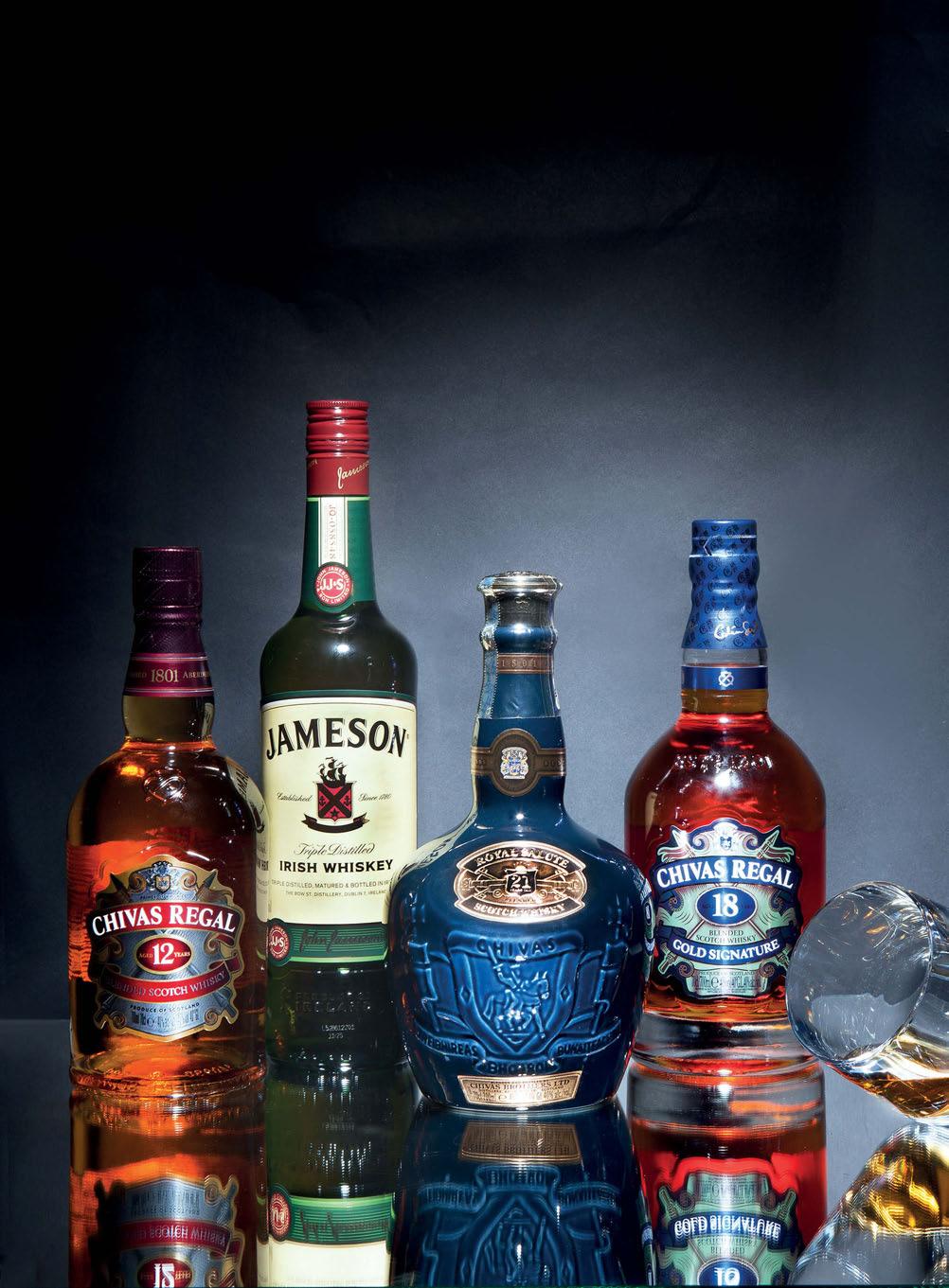 spirits Τα μεγάλα πνεύματα Συνάντηση κορυφής με επίσημο ένδυμα, γιορτινά χαμόγελα και γεμάτα ποτήρια.
