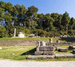 Κτισμένη αμφιθεατρικά στο νότιο άκρο του κόλπου του ΝΑΥΑΡΙΝΟΥ, σου δίνει την αίσθηση νησιού.