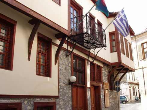 Ακίνητα / Κινητά Μνημεία: Σύμφωνα με τον νόμο 3028/2002 «Ως ακίνητα μνημεία νοούνται τα μνημεία που υπήρξαν συνδεδεμένα με το έδαφος και παραμένουν σε αυτό ή στο βυθό της θάλασσας ή στον πυθμένα