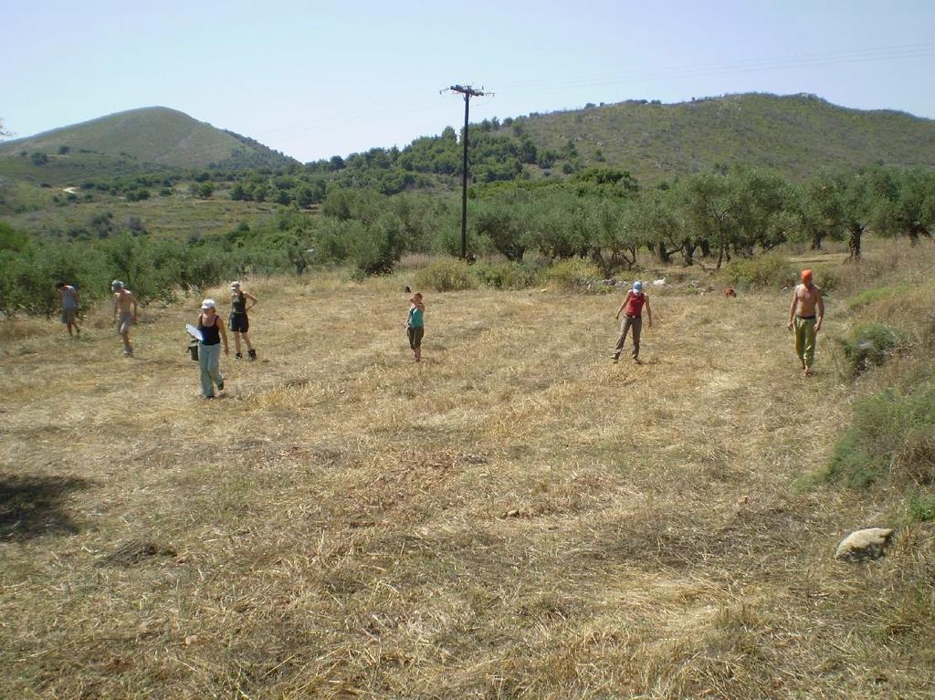 Εικόνα 18: Επιφανειακή έρευνα στη Ζάκυνθο http://www.nia.gr/pictures/zap08_promo%20%282%29.jpg Εύρημα: Μεμονωμένο αντικείμενο που αποκαλύπτεται σε ανασκαφή, συνήθως ιδιαίτερης αξίας.
