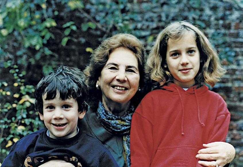 απο αριστερά, δεξιοστροφα: Ενός έτους, φωτογραφημένη από τη Nelly s. Με τον άνδρα της Γ. Σεβαστίκογλου στη Γιάλτα. Οι γονείς της Ζήνων Ζέης και Έλλη Σωτηρίου.