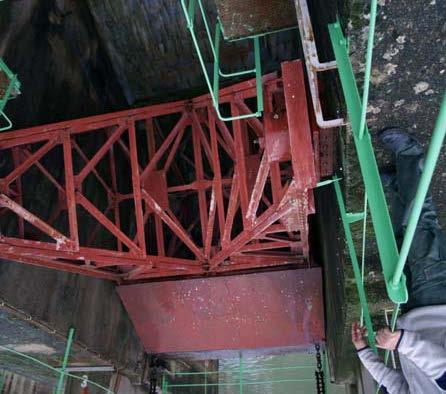 έχουμε αύξηση της στάθμης του νερού, μέσω της μονάδας ελέγχου ο φύλακας βάρδιας ανοίγει το θυρόφραγμα κρίνοντας κατά περίπτωση από τον όγκο ροής του νερού (ΔΕΗ Ανανεώσιμες Α.Ε.).