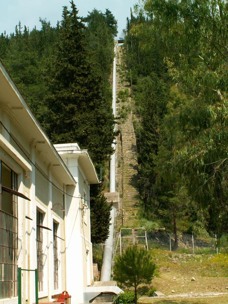 οποίου τα νερά της υπερχείλισης καταλήγουν δίπλα στο εργοστάσιο και μέσα στον αγωγό φυγής. 3.9.