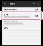 Σύνδεση με ένα άγγιγμα (NFC) με τηλέφωνο smartphone (Android 4.1 ή νεότερο) Ακουμπώντας τα ακουστικά σε ένα τηλέφωνο smartphone, γίνεται ζεύξη των ακουστικών και δημιουργείται σύνδεση BLUETOOTH.