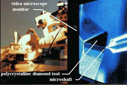 Σχήμα 10: Σύστημα βιντεοκάμερας/μικροσκοπίου για παρακολούθηση της μικροκοπής με διαμάντι Σχήμα 11: Λαμβανόμενη απεικόνιση του μικροεργαλείου στην οθόνη της διάταξης Παράδειγμα 3: