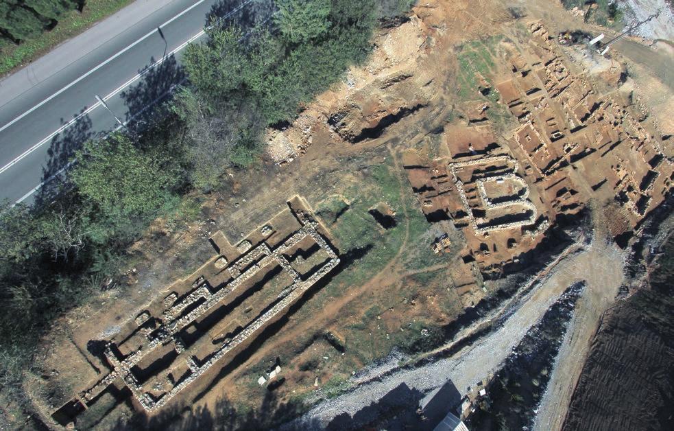 ΑΝΑΣΚΑΦΗ Βυζαντινές αρχαιότητες στα Τέμπη Στο περίστωο και στον περιβάλλοντα χώρο ανασκάφηκαν πολλοί τάφοι, αρκετοί από τους οποίους είναι επιμελημένης κατασκευής, γεγονός που δείχνει ότι το