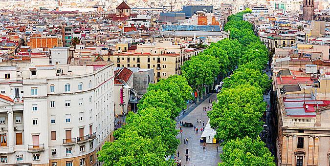 Να κατηφορίσετε τη Rambla από την Placa de Catalunya ως την θάλασσα Η «ραχοκοκαλιά» της Βαρκελώνης είναι το σημείο μηδέν για τις πρώτες σας αναγνωριστικές βόλτες στην πόλη.