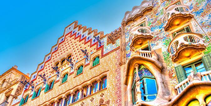 Να θαυμάσετε τις δημιουργίες του Gaudi Ο καταλανός αρχιτέκτονας τα έργα του οποίου μοιάζουν βγαλμένα από