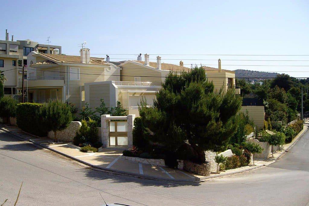 Βίλα με θέα θαλάσσης στη Βουλιαγμένη Στη πόλη της Βουλιαγμένης της Ανατολικής Αττικής, διατίθεται προς πώληση πολυτελή βίλα με συνολική επιφάνεια 630 τ.μ. με θέα στη θάλασσα, μεγάλη πισίνα και όμορφο κήπο.