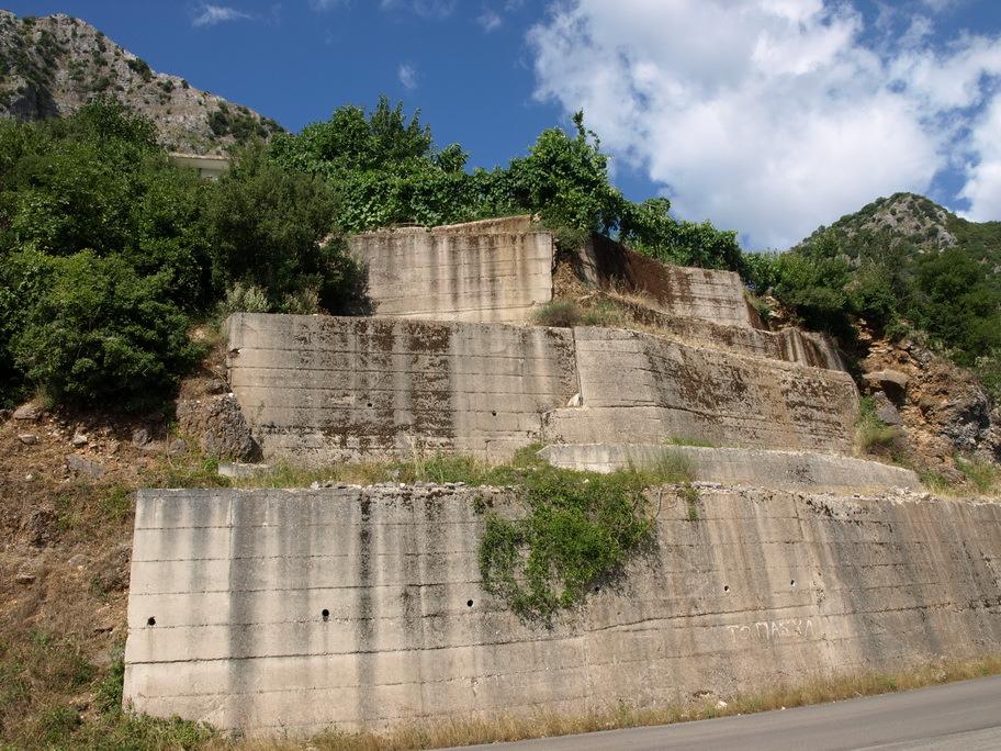 Οι κύριες επιπτώσεις είναι οι εξής: 1913 φράξιµο του ποταµού Άραχθου έως το 1917 και τη δηµιουργία λίµνης.