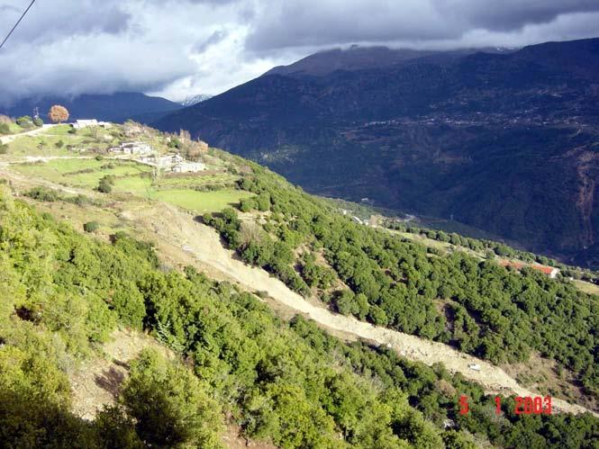 Φωτογραφίες από την κατολίσθηση στο εµάτι (οικισµός