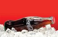 Sama má segja um hina sérstæðu Coca-Cola flösku sem þróuð var til að aðgreina drykkinn frá öðrum gosdrykkjum og kom á markað 1915. Fyrstu árin var Coca-Cola einungis framleitt í þessari flösku.