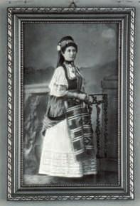 8 Marija Vučetić in Folk Costume тога је овај предмет драгоцен, и то не само као део заоставштине породица Вучетић и Стефановић, већ и као пример такве врсте делатности тадашњих фото-атељеа.