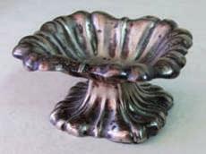 Fig. 18 Serving tray, Krefeld, Germany, around 1900 Fig. 19 A small bowl, Württemberg, Germany, around 1900 Мања оштећења на послужавнику указују на његову честу употребу у породици Вучетић.