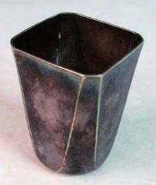 ЉИЉАНА ЛАЗИЋ Сл. 20 Чаша, Аустрија, прва четвртина 20. века Fig. 20 A glass, Austria, irst quarter of the 20th century Сл. 21 Посудица за сенф, средња Европа, друга четвртина 20. века Fig. 21 A mustard dish, Central Europe, second quarter of the 20th century Сл.