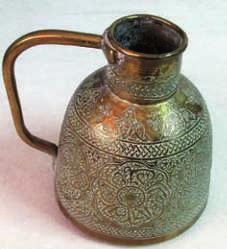 ЛЕГАТ РАДОЈКЕ ВУЧЕТИЋ У МУЗЕЈУ ГРАДА НОВОГ САДА Сл. 24 Бокал, Босна, 19 20. век Fig. 24 A jug, Bosnia, 19th-20th century Сл. 25 Тепих, Кавказ, почетак 20. века Fig.