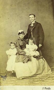 ИВАНА ЈОВАНОВИЋ-ГУДУРИЋ Сл. 31 Непозната породица, фотограф Иг. Рајс, око 1870. године, инв. бр. КИ 2287/139 Fig. 31 Unknown family, photographer I. Rajs, around 1870, Inventory No.
