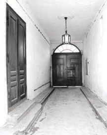 16 Gate for a horse carriage, seen from the courtyard (photo P.