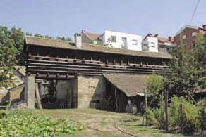 ДАНКА ВИШЕКРУНА Сл. 24б Основа чардака, 1990 (документација Завода за заштиту споменика културе града Новог Сада) Сл. 24 Поглед из доњег дворишта на амбар, чардак и шупу (фото П. П. Ј., 2014) Fig.