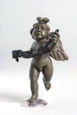 VELIKA DAUTOVA RUŠEVLJAN Sl. 2 Statueta Amora Fig. 2 Amor statue Ona ima dugi hiton i himation prebačen preko ramena i leve ruke.