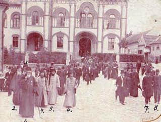 СРПСКИ НАРОДНО-ЦРКВЕНИ САБОРИ У КАРЛОВАЧКОЈ МИТРОПОЛИЈИ ИЗ ФОНДА ЗАВИЧАЈНЕ ЗБИРКЕ У СРЕМСКИМ КАРЛОВЦИМА Сл. 9 Одлазак посланика на призив св. Духа у Саборну цркву, пред отварање Сабора 1902. (инв. бр.