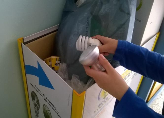 δ) Συμμετείχαμε στο εκπαιδευτικό πρόγραμμα «Ανακάλυψε κι εσύ πώς να ανακυκλώνεις σωστά στον μπλε κάδο», από την Ελληνική Εταιρεία Αξιοποίησης Ανακύκλωσης κι αποφασίσαμε να ανακυκλώνουμε χαρτί, γυαλί,