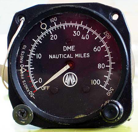 מכשירי קשר וניווט רדיו דוגמא למכשיר D.M.