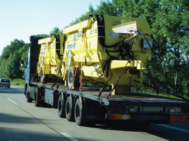 Figura 55: Transporte de maquinaria móbil Sempre que sexa posible, a máquina debe ir colocada na plataforma do vehículo de tal maneira que o movemento cara adiante da mesma quede bloqueado por