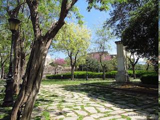 ΠΛΑΤΕΙΑ ΑΓΙΟΥ ΓΕΩΡΓΙΟΥ Η Πλατεία Αγίου Γεωργίου βρίσκεται απέναντι από το Αρχαίο Ωδείο της Πάτρας.