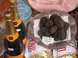 Η ΤΡΟΥΦΑ Η τρούφα (ιταλ. tartufo, αγγλ. truffle) είναι ένα σχετικά σπάνιο είδος υπόγειου μανιταριού, που συμβιώνει και αναπτύσσεται στις ρίζες ορισμένων ειδών δένδρων ή και θάμνων.