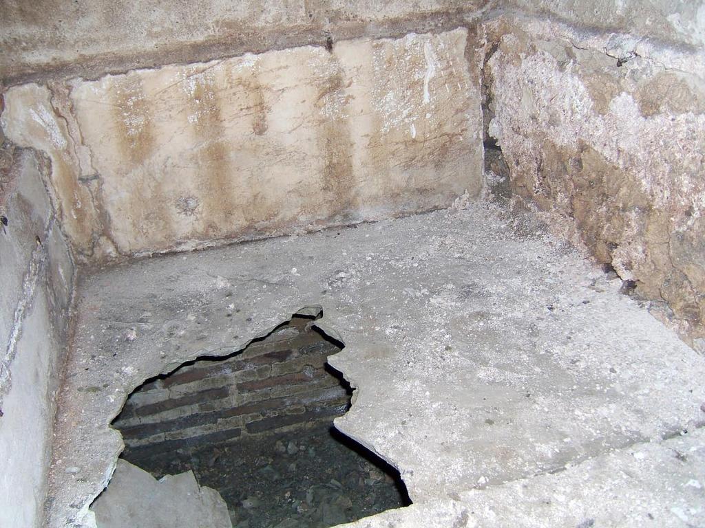 M Rakocija) се одлучио за овај поступак због тога што лукови сводова аркосолиума са три стране окружују источну одају, за разлику од западне одаје која има два аркосолија. 58 (сл.