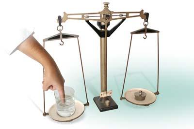 Слика 5.4. Извођење експеримента Измери прст ЗАПАЖАЊЕ Тас на ком је чаша постаје тежи од постављених тегова. Повећање тежине је веома мало (5 10 g ).