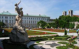 Παλάτι και κήποι Mirabell Το παλάτι Mirabell με τους κήπους του, αποτελεί μέρος του Ιστορικού Κέντρου της πόλης του Σάλτσμπουργκ που ανήκει στην Παγκόσμια Κληρονομιά της UNESCO.