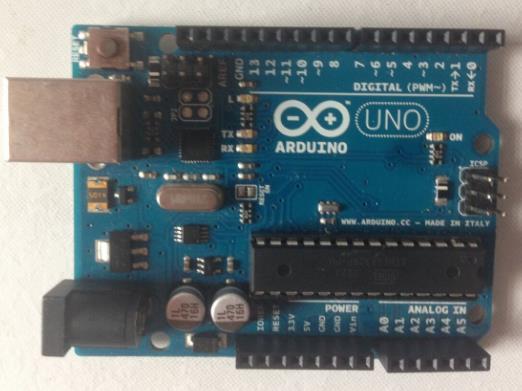 ordenagailu batera konektatzea edo AC-DC egokitzaile edo bateria baten bidez elikatzea. 1.2 Irudia: Arduino UNO.