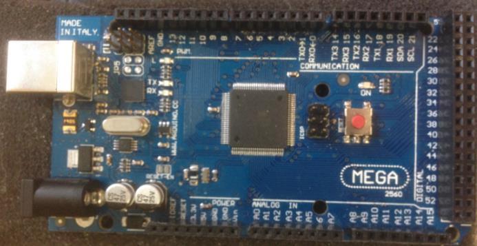 54 pin I/O (14 PWM-rekin), 16 sarrera analogikoak, 4 portu UARTs (hardware bidez),16 MHz-ko kristal bat, USB konektore bat, Jack