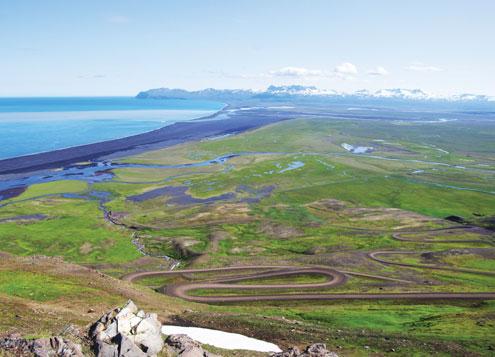 Það eina sem hefur breyst er að þjófnaðurinn er kallaður öðrum nöfnum líkt og stýrivextir Seðlabanka Íslands. Enn fær Seðlabankinn að valsa um í brothættu samfélagi eins og fíll í glervörubúð.