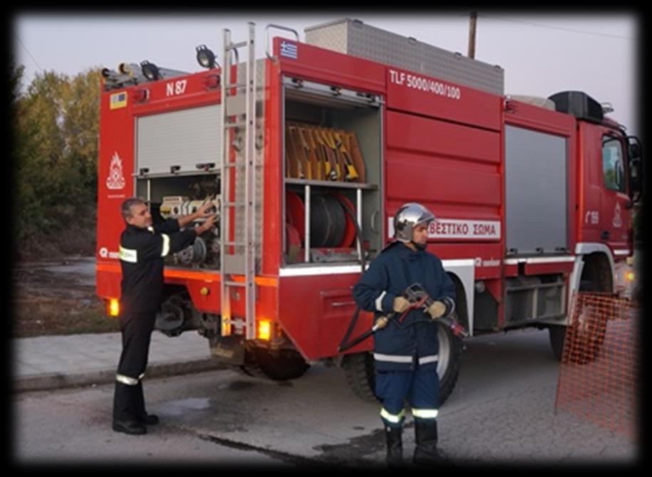 Παράλληλα, οι Πυροσβεστικές Δυνάμεις επιχειρούν