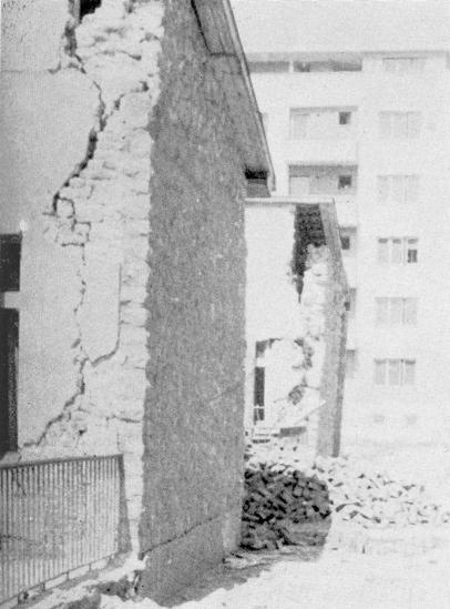 Sanacija i zajaknuvawe na yidani konstrukcii 103 Slika 6.4 {teti predizvikani od dejstvo na zemjotres 6.2.