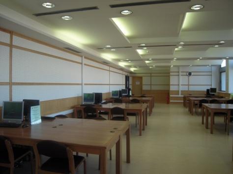 ΕΚΘΕΤΗΡΙΑ ΠΕΡΙΟΔΙΚΩΝ Η Βιβλιοθήκη διαθέτει μια αίθουσα στον 3 ο όροφο όπου εκτίθενται τα τελευταία τεύχη των τρεχόντων περιοδικών (των περιοδικών που διατίθενται σε έντυπη μορφή και των οποίων η