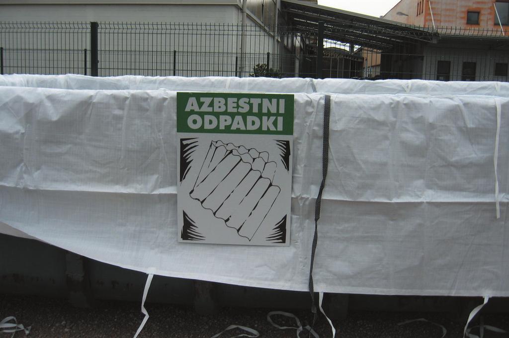 Komunalni kontejner za odlaganje azbestnih odpadkov Kako škodljive so stare strešne plošče za obrobljanje vrtov, denimo?