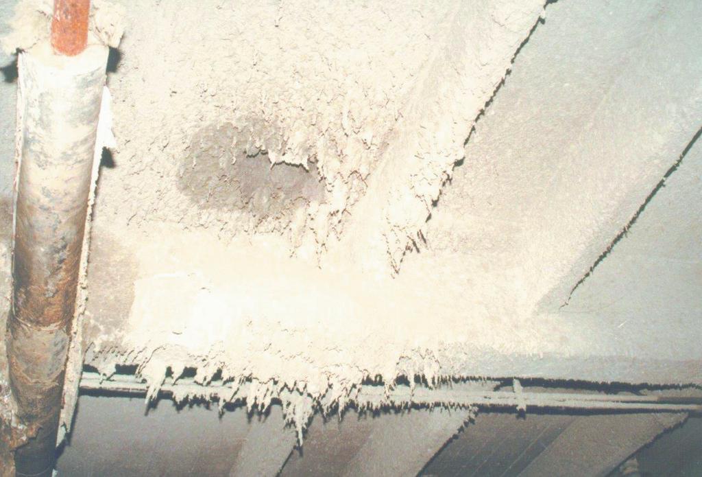 Na strop prilepljena azbestna zmes v dekantatorju Salonita v času intenzivne proizvodnje veliko azbesta. Tega je bilo potrebno odstraniti, a ker so bili modeli ozki, je vanje lahko zlezel le otrok.