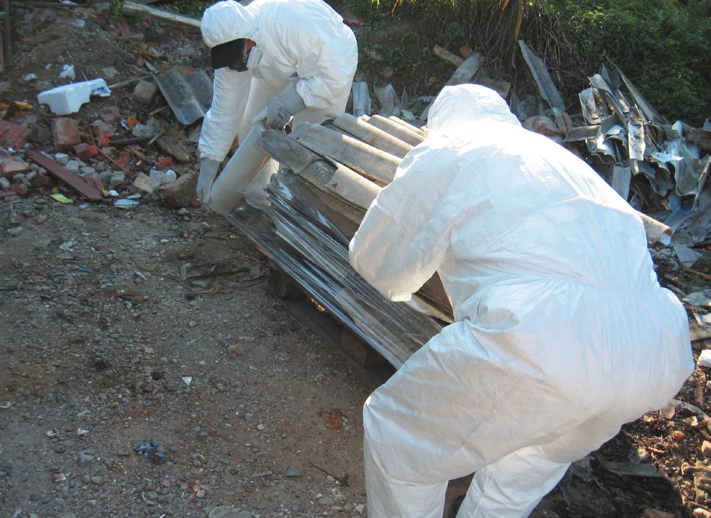 Delavci v zaščitnih oblačilih z odlagališča odstranjujejo azbestno kritino vrtljajev) ob sočasni uporabi razpršilnih fiksacijskih sredstev. Napršiti mora tudi mesta preloma.